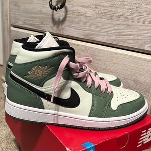 Air Jordans 1 Women’s Mid SE